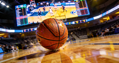 NBA赛场篮球在地板上弹跳与比赛回放